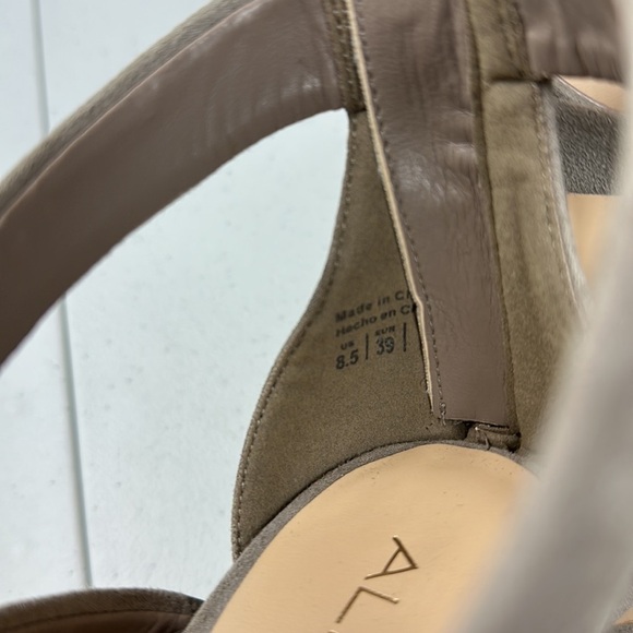 Aldo Woman’s Heels 8.5 Block Heel 4” Gold Detail Zipper Closure Taupe Suede - Picture 6 of 7